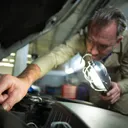 Sehat tidaknya proses pembakaran mesin dapat dilihat dari warna dan kondisi busi. (Freepik)