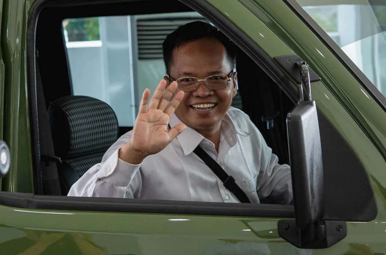 Iskandar di balik kemudi Daihatsu Gran Max Taft Guy hadiah dari program Gebyar Merdeka. (ADM)