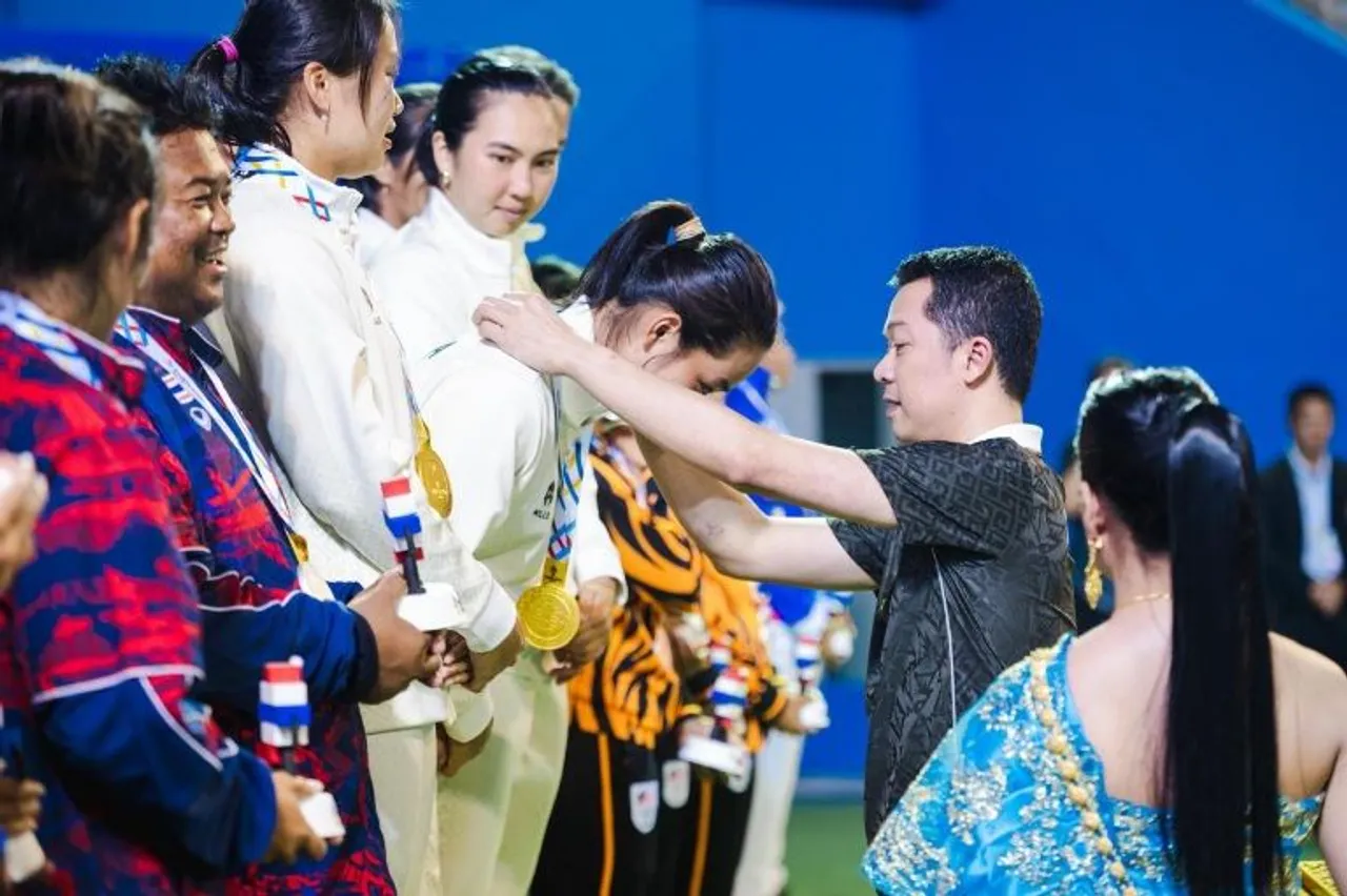 Wamenpora Taufik Hidayat kalungkan medali emas ke atlet tenis putri Indonesia di SEA Games 2025/foto: Kemenpora