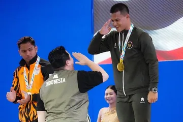 Menpora Erick Thohir mengalungkan medali emas ke Rizki Juniansyah di SEA Games 2025/foto: Kemenpora