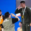 Menpora Erick Thohir mengalungkan medali emas ke Rizki Juniansyah di SEA Games 2025/foto: Kemenpora