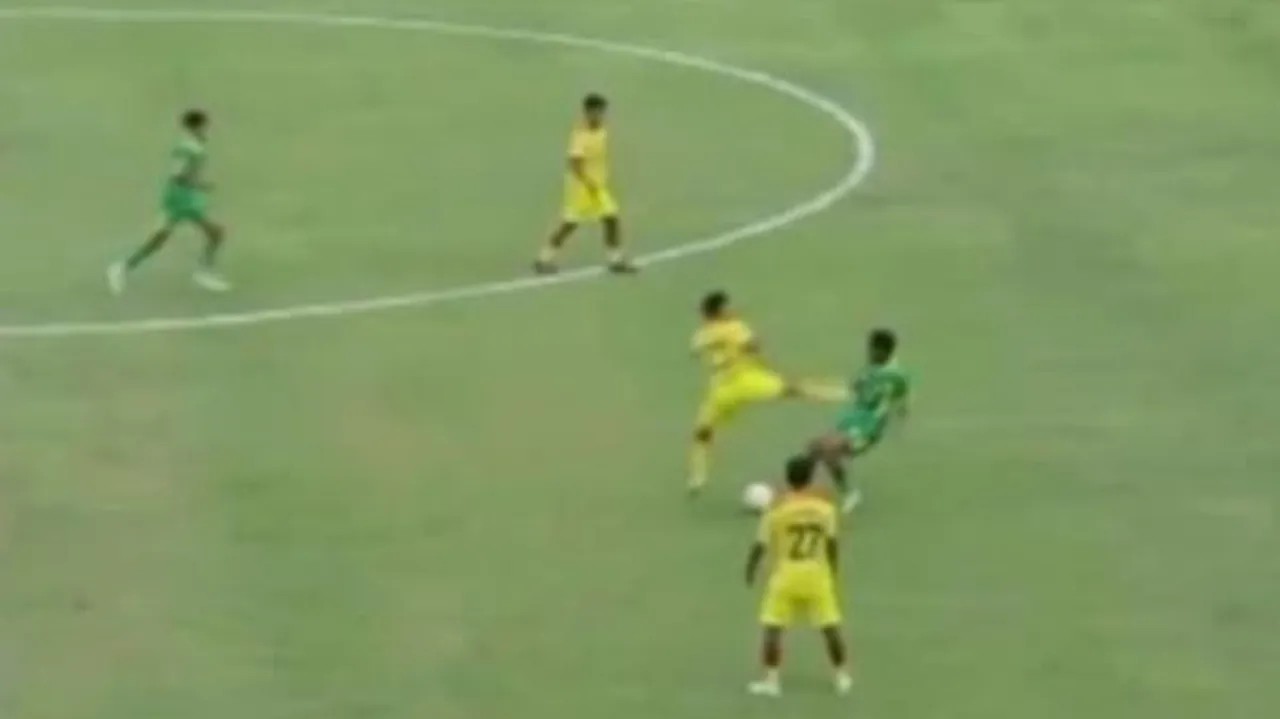 Aksi tendangan kung fu pemain Putra Jaya Pasuruan di Liga 4 Jawa Timur