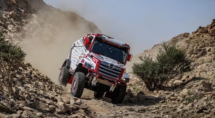 Hino kembali diuji ketangguhannya di ajang reli terganas Dakar Rally 2026. (HMSI)