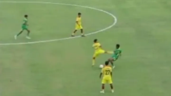 Aksi tendangan kung fu pemain Putra Jaya Pasuruan di Liga 4 Jawa Timur