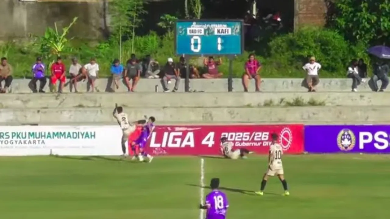 Tangkapan layar tendangan kung fu pemain KAFI Jogja FC di Liga 4 DI Yogyakarta/foto: Youtube