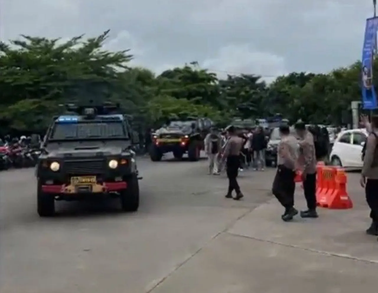 Polda Jawa Barat kawan tim Persija Jakarta ke Stadion GBLA dengan kendaraan rantis/Istimewa