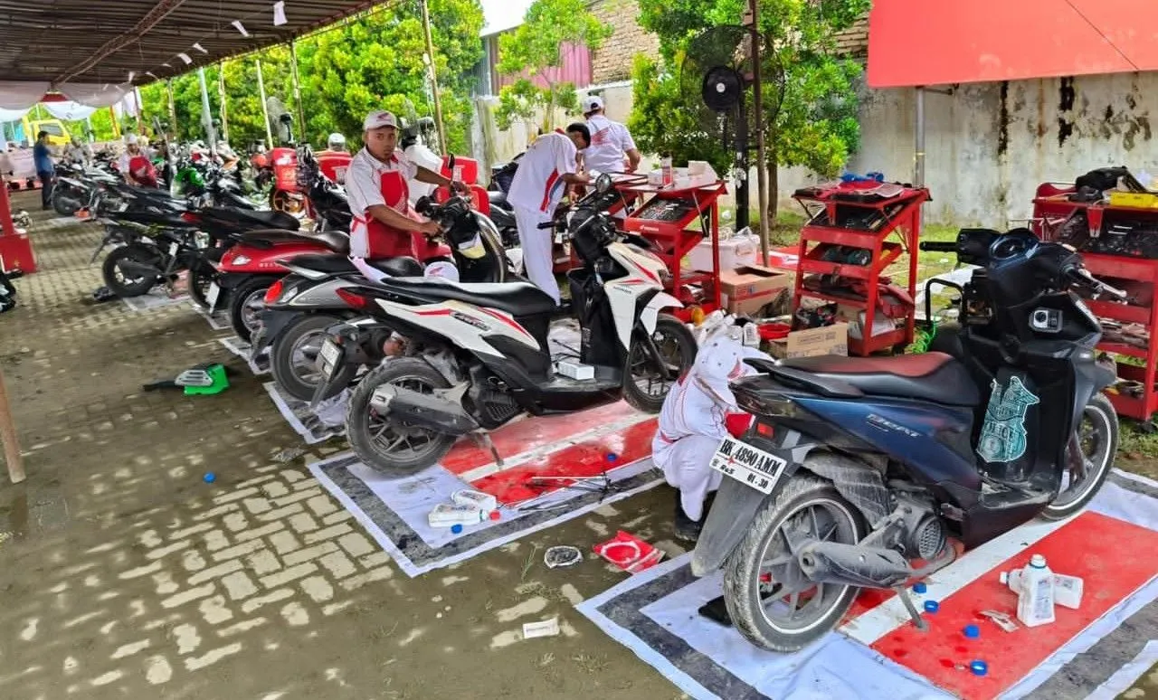 Llayanan servis sepeda motor gratis dari AHM untuk para korban banjir bandang Sumatra. (AHM)