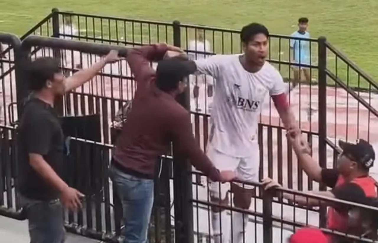 Kapten Persikama, Abdul Rahman, mengamuk ke arah suporter/foto: Instagram