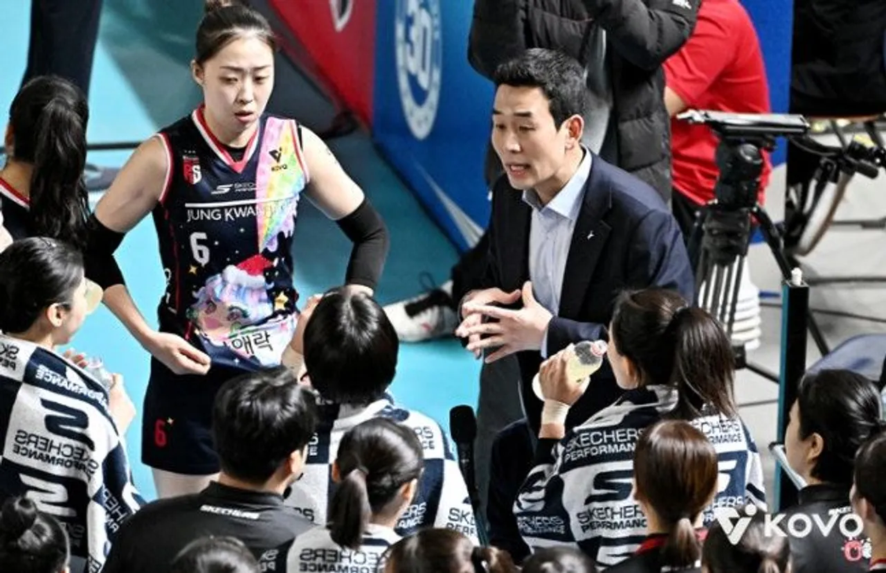 Pelatih Red Sparks, Ko Hee-jin, sedang memberi instruksi ke pemain/foto: KOVO