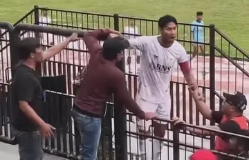 Kapten Persikama, Abdul Rahman, mengamuk ke arah suporter/foto: Instagram