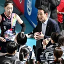 Pelatih Red Sparks, Ko Hee-jin, sedang memberi instruksi ke pemain/foto: KOVO