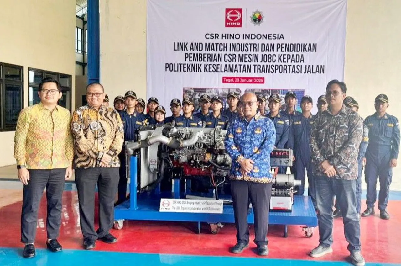 Penyerahan Engine Running Hino 500 Seri J08C dari Hino Motor Sales Indonesia kepada  Politeknik Keselamatan Transportasi Jalan. (HMSI)