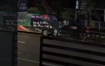 Tangkapan layar aksi teror supoter ke penginapan pemain Persik Kendal/foto: Istimewa