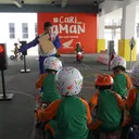 Sambil bermain, anak-anak diajak mengenal teori dan praktik berkendara aman. (AHM)