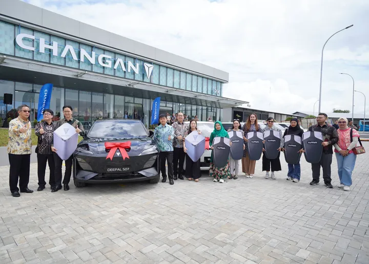Peresmian diler Changan PIK dilakukan bersama penyerahan unit Lumin dan Deepal S07 kepada pelanggan perdananya. (Indomobil Group)