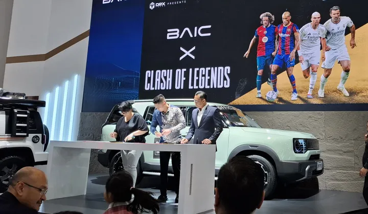 Penandatanganan kerja sama BAIC sebagai sponsor utama Official Car Clash of Legends. (Chadie)