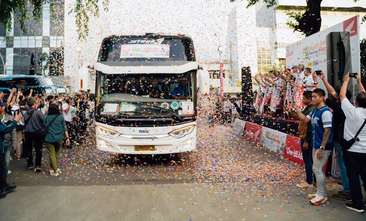 Seremoni keberangkatan ribuan peserta AHM-MBBH tahun lalu. (AHM)