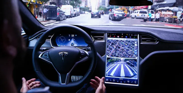 Penamaan dan fungsi fitur Autopilot Tesla dianggap dipasarkan dengan kesan berlebihan. (Bloomberg)