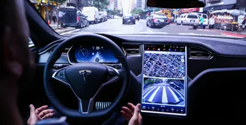 Penamaan dan fungsi fitur Autopilot Tesla dianggap dipasarkan dengan kesan berlebihan. (Bloomberg)