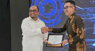 Direktur Jenderal ILMATE Kemenperin Setia Diarta memberikan Sertifikat Indi 4.0 kepada CMO ALVA Putu Swaditya Yudha. (ALVA)