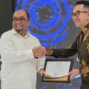 Direktur Jenderal ILMATE Kemenperin Setia Diarta memberikan Sertifikat Indi 4.0 kepada CMO ALVA Putu Swaditya Yudha. (ALVA)