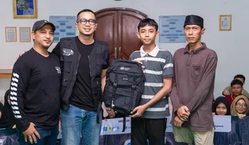 Perayaan HUT Pertama AOC ditandai aksi sosial berupa pemberian santunan kepada Panti Asuhan Yos Sudarso Jakarta. (ALVA)