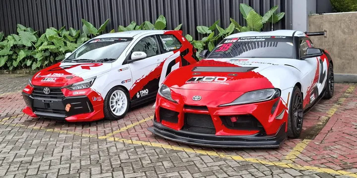 Dua model di antara mobil-mobil balap Toyota yang akan berlaga di musim kompetisi 2026. (Chadie)