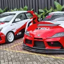 Dua model di antara mobil-mobil balap Toyota yang akan berlaga di musim kompetisi 2026. (Chadie)