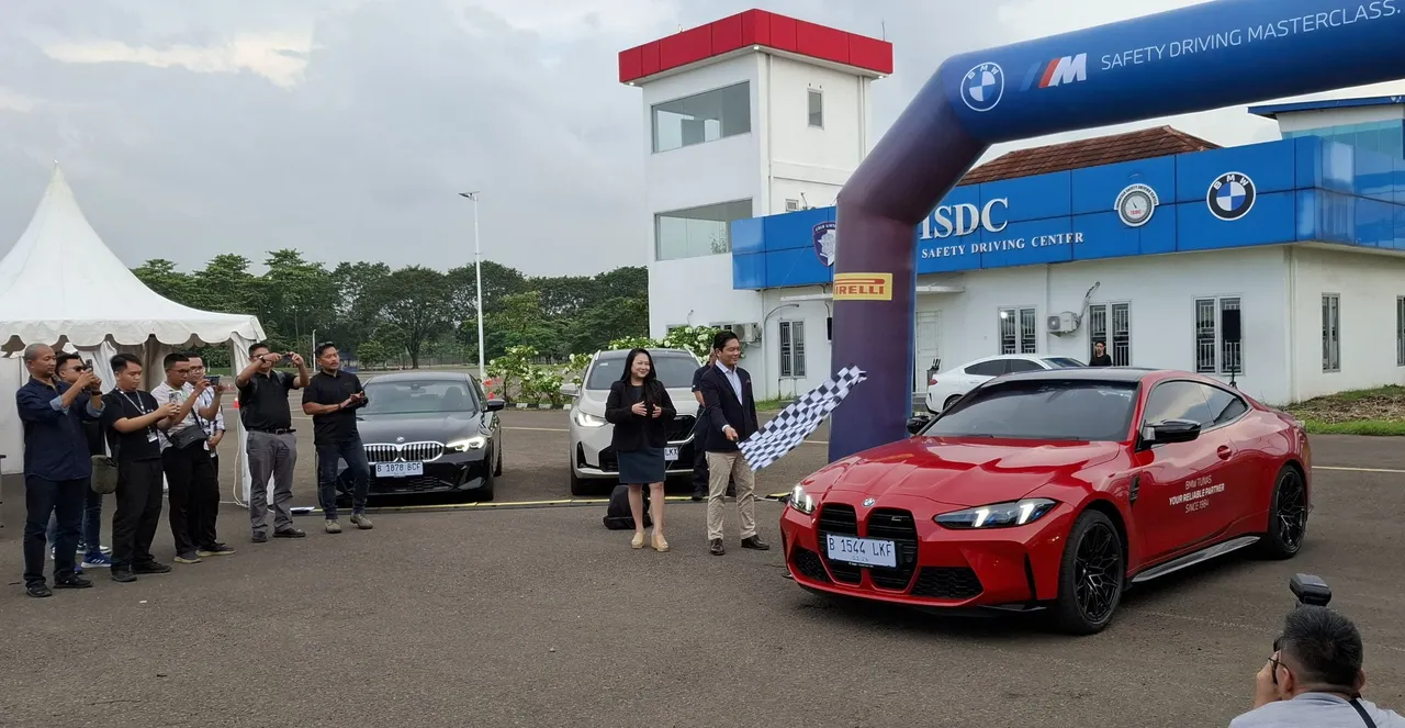 Pengibaran bendera start menandai dimulainya sesi praktik BMW Safety Driving Masterclass. (Chadie)