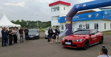 Pengibaran bendera start menandai dimulainya sesi praktik BMW Safety Driving Masterclass. (Chadie)