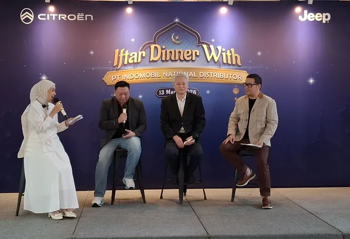 Head of Sales & Marketing Citroën Ferdinan Hendra, CEO PT Indomobil National Distributor Tan Kim Piauw dan Chief Operating Officer Jeep Indonesia Ario Soerjo. (Chadie)