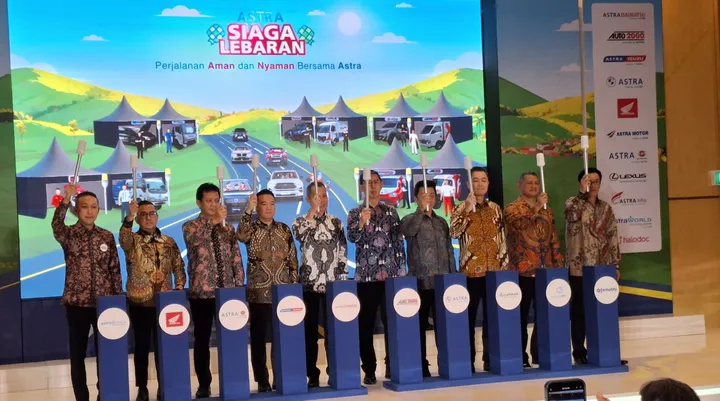 Seremoni pengangkatan obor elektrik menandai Kick Off Astra Siaga Lebaran 2026. (Chadie)