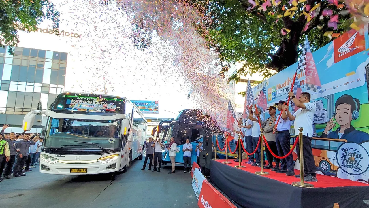 Peserta Mudik Balik Bareng Honda 2026 diberangkatkan dengan bus, sementara sepeda motor mereka diangkut dengan truk khusus. (AHM)