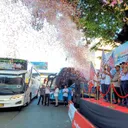 Peserta Mudik Balik Bareng Honda 2026 diberangkatkan dengan bus, sementara sepeda motor mereka diangkut dengan truk khusus. (AHM)