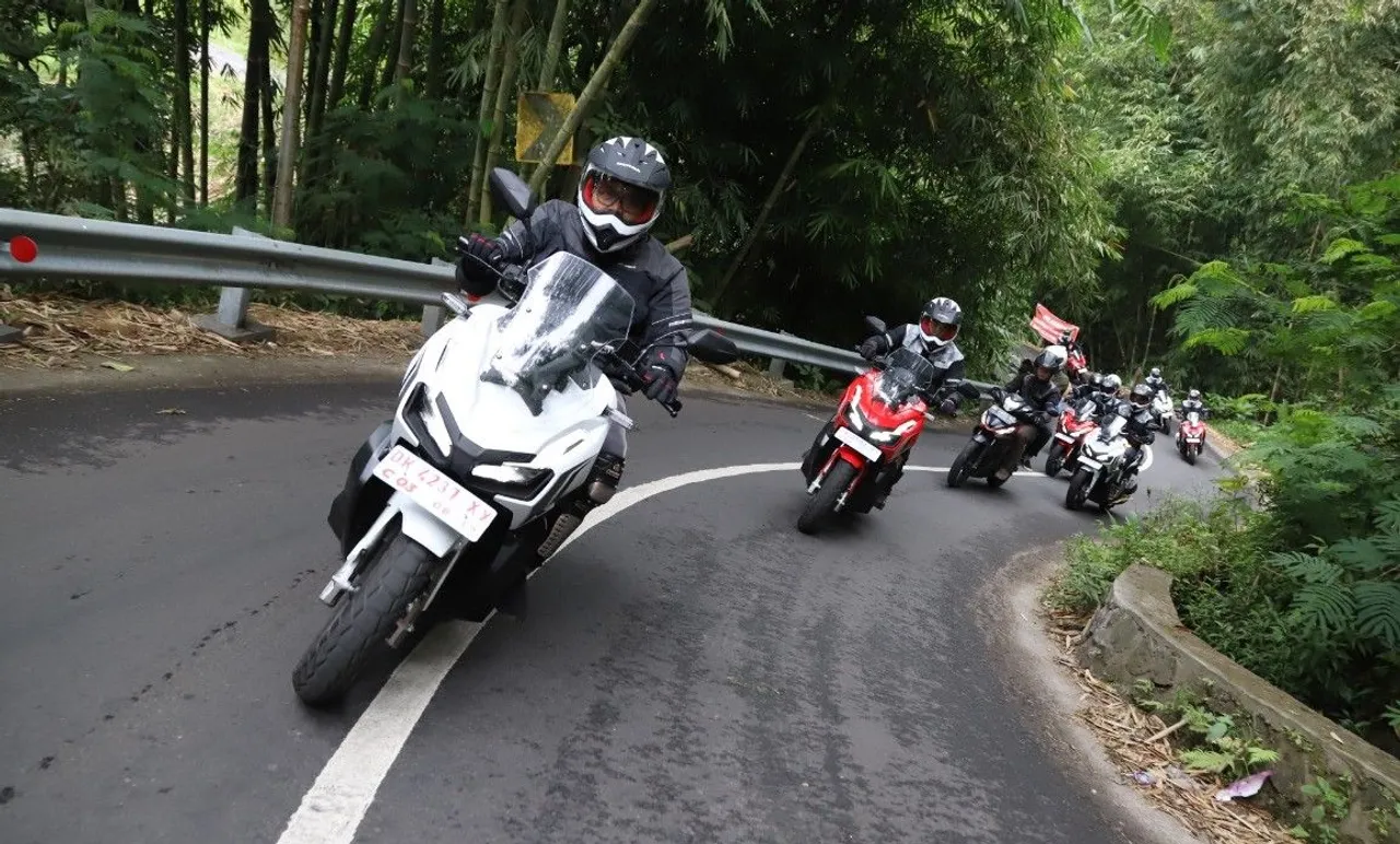 Berkendara skuter matik butuh keterampilan saat melewati tanjakan dan turunan. (AHM)