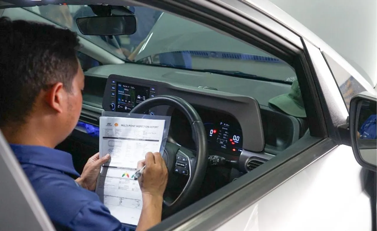 Teknisi Hyundai Gowa sedang melakukan general check up. (Hyundai Gowa)