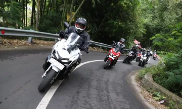 Berkendara skuter matik butuh keterampilan saat melewati tanjakan dan turunan. (AHM)