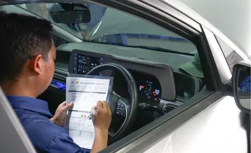 Teknisi Hyundai Gowa sedang melakukan general check up. (Hyundai Gowa)