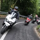 Berkendara skuter matik butuh keterampilan saat melewati tanjakan dan turunan. (AHM)