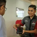 Service Advisor Auto2000 sedang memberikan penjelasan komponen apa saja yang wajib dicek dan diperhatikan pada mobil hybrid Toyota. (Auto2000)