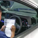 Teknisi Hyundai Gowa sedang melakukan general check up. (Hyundai Gowa) - Teknisi Hyundai Gowa sedang melakukan general check up. (Hyundai Gowa)