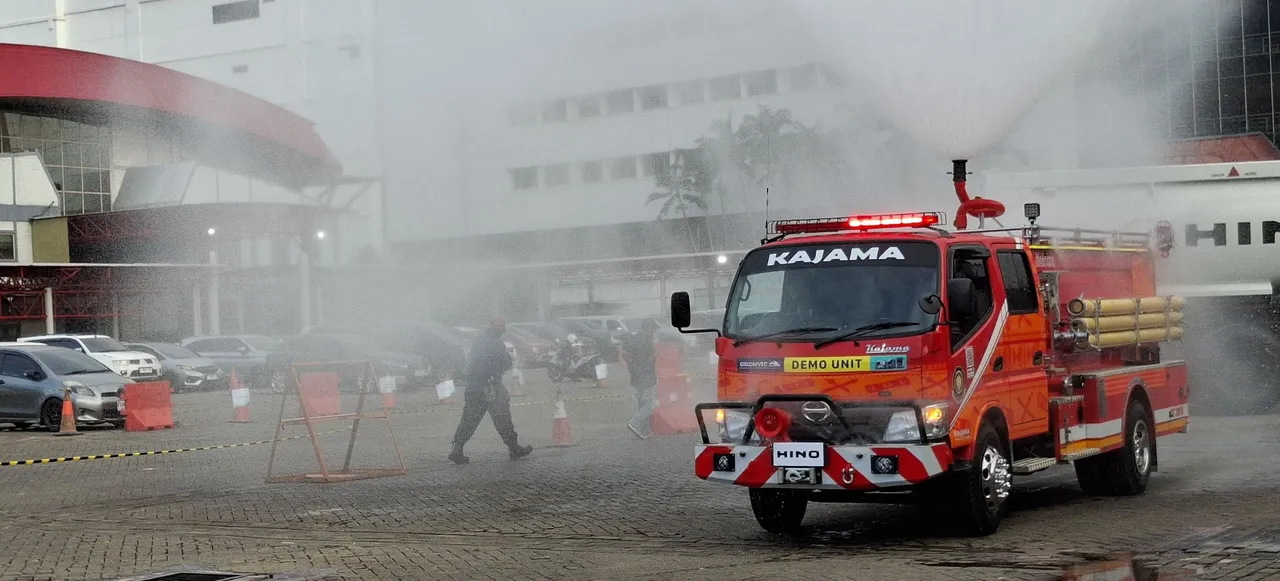 Para anggota regu Damkar beraksi menggunakan Hino 300 Series 136 HDX Fire Truck di ajang GIICOMVEC 2026 - JIEXPO Kemayoran. (Chadie)