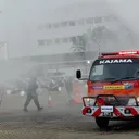 Para anggota regu Damkar beraksi menggunakan Hino 300 Series 136 HDX Fire Truck di ajang GIICOMVEC 2026 - JIEXPO Kemayoran. (Chadie)