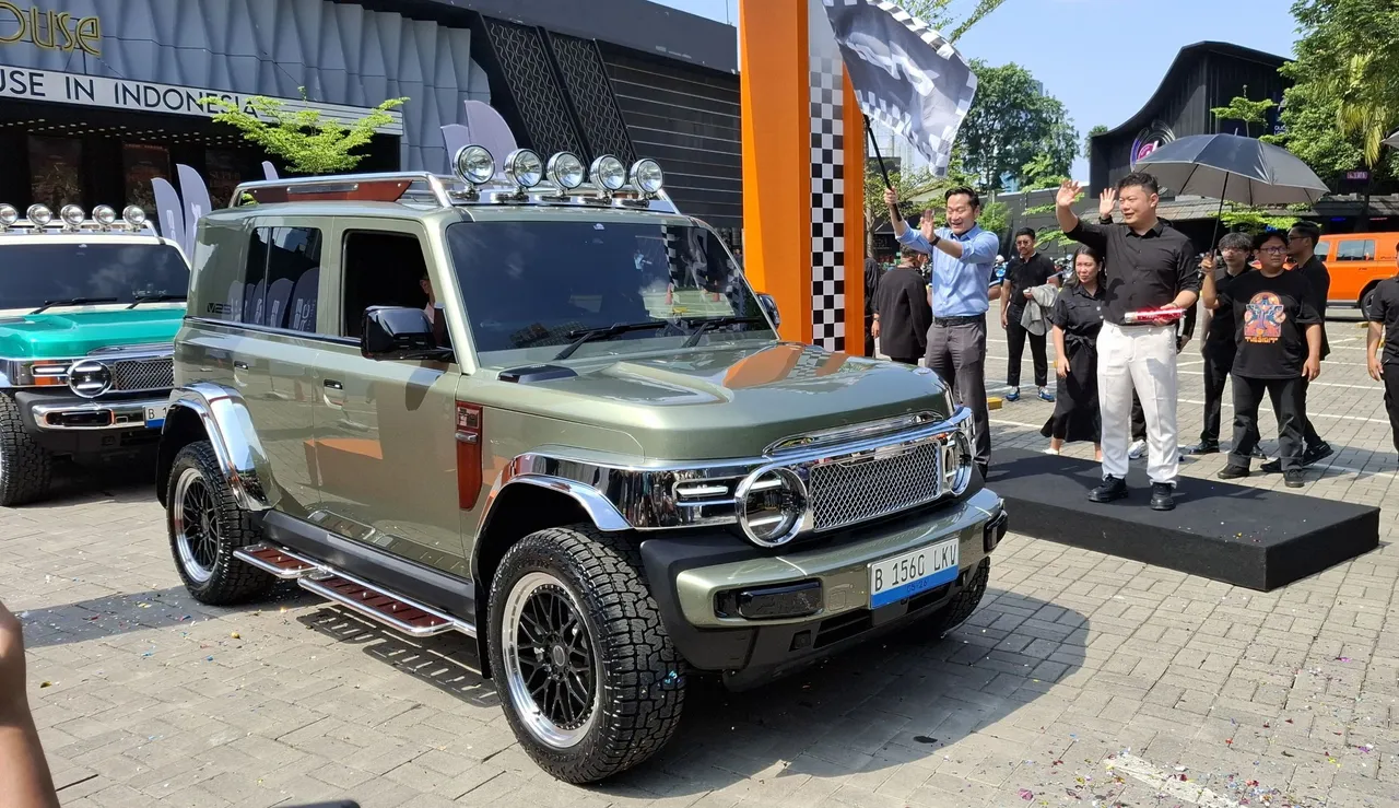 Pengibaran bendera start oleh President Director Chery Group Indonesia Zeng Shuo kepada para pemilik V23 Pro Plus Collector Series yang membawa pulang mobil pesanan mereka. (Chadie)