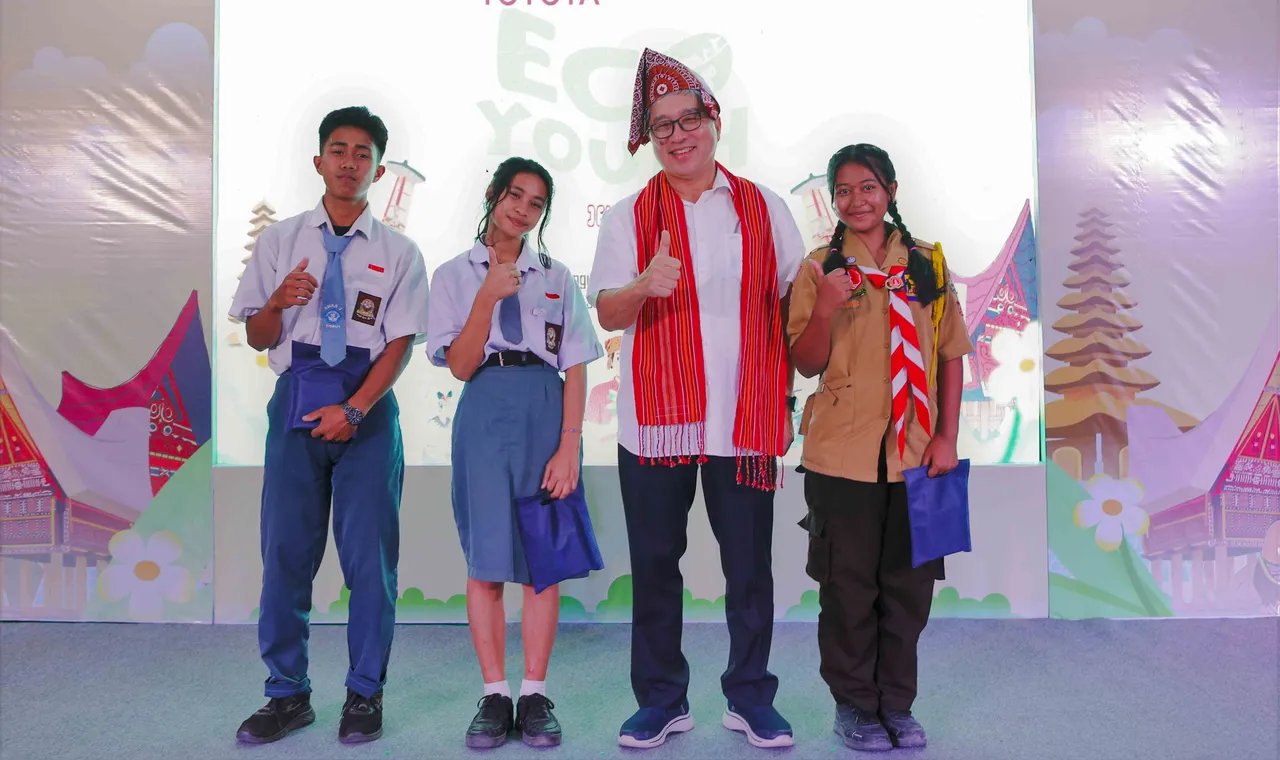 Presiden Direktur TMMIN Nandi Julyanto berfoto bersama perwakilan siswa-siswi di SMKN 2 Rantepao, Toraja Utara. (TMMIN)