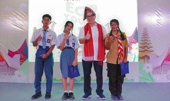 Presiden Direktur TMMIN Nandi Julyanto berfoto bersama perwakilan siswa-siswi di SMKN 2 Rantepao, Toraja Utara. (TMMIN)