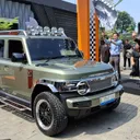Pengibaran bendera start oleh President Director Chery Group Indonesia Zeng Shuo kepada para pemilik V23 Pro Plus Collector Series yang membawa pulang mobil pesanan mereka. (Chadie)