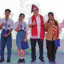 Presiden Direktur TMMIN Nandi Julyanto berfoto bersama perwakilan siswa-siswi di SMKN 2 Rantepao, Toraja Utara. (TMMIN)