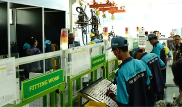 Para siswa SMK Binaan Daihatsu sedang mencoba fasilitas DOJO. (ADM)