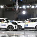 TIGGO 9 menerima benturan dari arah depan yang berasal dari TIGGO 7 dengan kecepatan 50 km_jam dan benturan dari arah belakang dengan kecepatan 40 km_jam secara hampir bersamaan. (CSI)